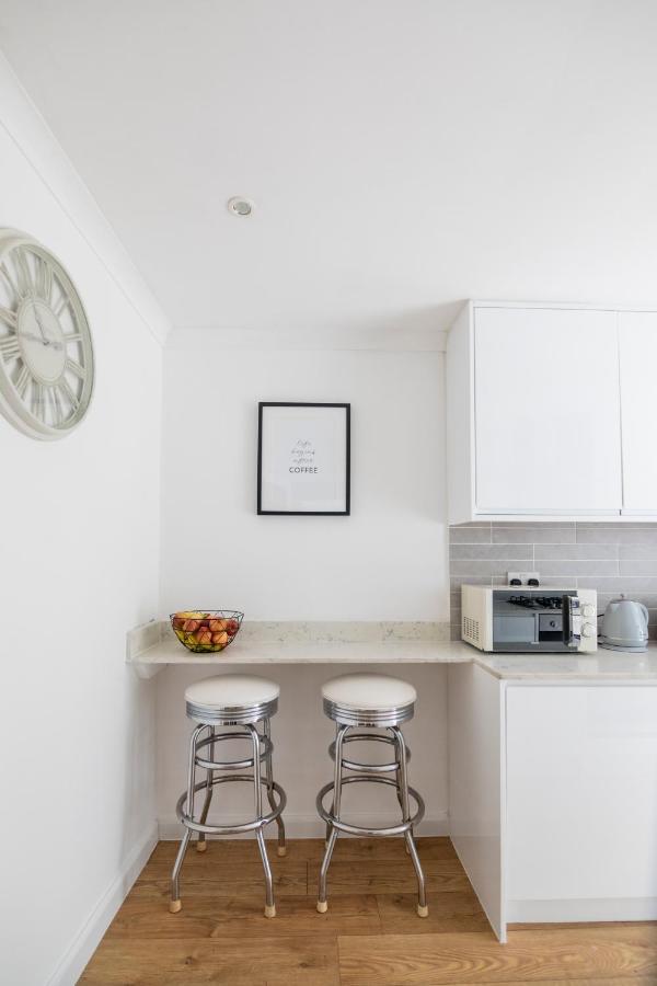 Gorgeous Modern Apartment Near Redhill Station Inc Private Garden & Parking Luaran gambar